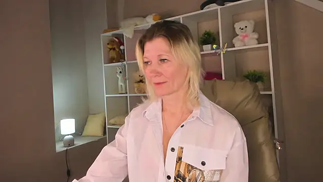 Julie Lucas online show from March 2026 02:58:01 AM