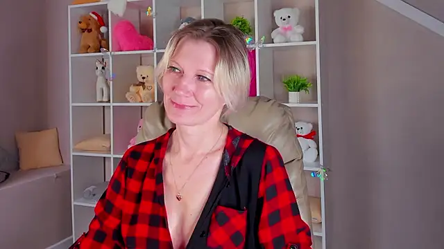 Julie Lucas online show from March 2026 12:49:02 AM