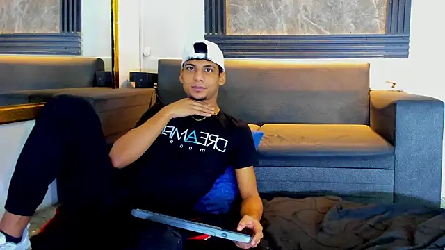 ALEX KEITH26 online show from February 2026 12:33:01 PM