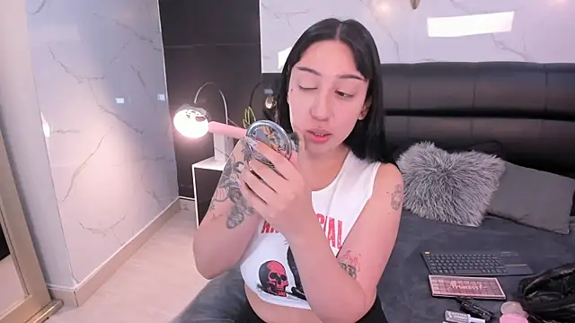 KomiCatt online show from April 2026 12:06:02 PM