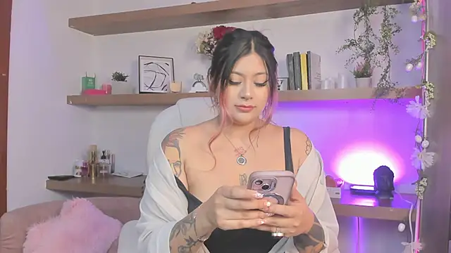 Snapshot of _Lorraine_v chatting on April 2026 05:19:02 PM Lorraine v online show from April 2026 05:19:02 PM