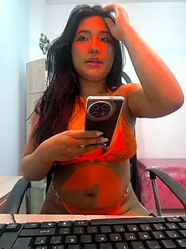 Snapshot of valenlopezz_ chatting on May 2026 03:44:01 AM valenlopezz online show from May 2026 03:44:01 AM