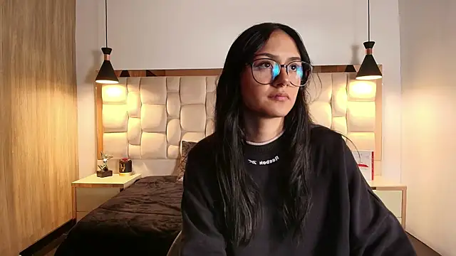 NiccolleHall online show from February 2026 01:32:02 PM