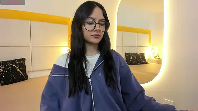 NiccolleHall online show from February 2026 02:06:02 PM