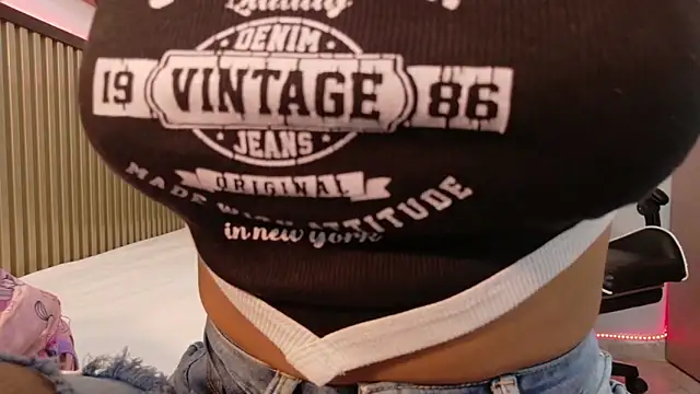 Scarlet Vixen  online show from February 2026 12:20:01 PM