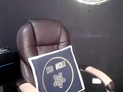 luisandri  online show from February 2026 10:26:02 PM