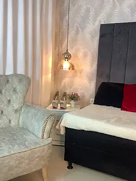 Auri   online show from February 2026 06:01:01 PM