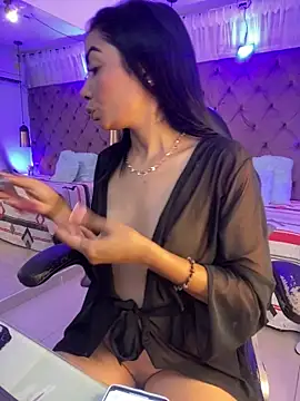 Snapshot of Auri__ chatting on April 2026 07:42:02 PM Auri online show from April 2026 07:42:02 PM