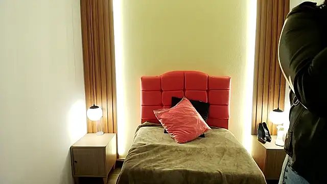 Snapshot of IvonneRoss_ chatting on February 2026 12:00:01 PM IvonneRoss online show from February 2026 12:00:01 PM