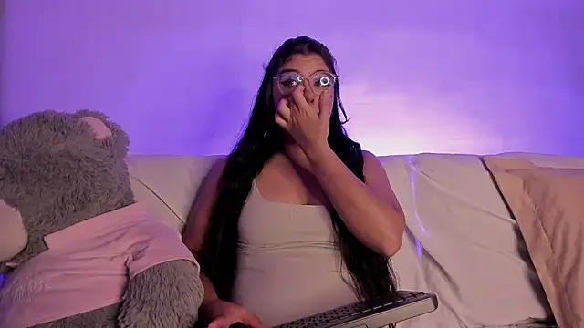 Snapshot of ViolettM chatting on February 2026 12:33:02 PM ViolettM online show from February 2026 12:33:02 PM