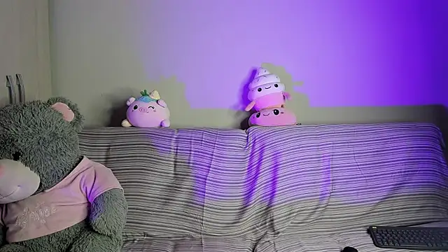 Snapshot of ViolettM chatting on February 2026 06:48:02 AM ViolettM online show from February 2026 06:48:02 AM