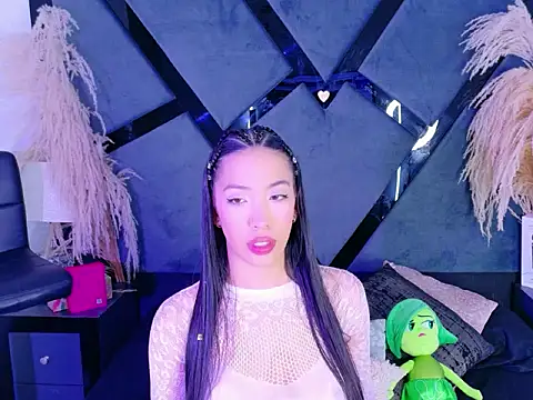 KylieWhitee online show from March 2026 04:45:02 PM