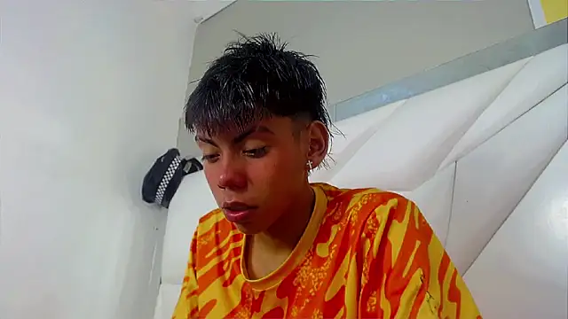 Liarr  online show from April 2026 08:47:01 PM