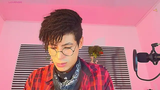 Snapshot of ThiiagoSaeenz chatting on May 2026 04:48:02 PM ThiiagoSaeenz online show from May 2026 04:48:02 PM