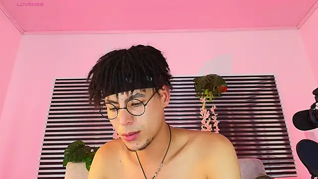 Snapshot of ThiiagoSaeenz chatting on June 2026 03:44:01 AM ThiiagoSaeenz online show from June 2026 03:44:01 AM