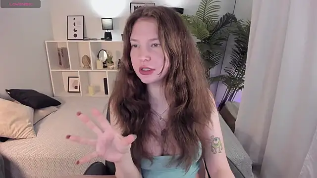 Luna Tide online show from April 2026 09:30:02 PM
