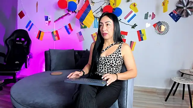 Snapshot of Mia_Davis__ chatting on June 2026 11:40:02 AM Mia Davis online show from June 2026 11:40:02 AM