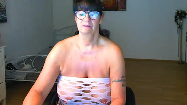 Snapshot of Sylly chatting on June 2026 05:43:02 AM Sylly online show from June 2026 05:43:02 AM