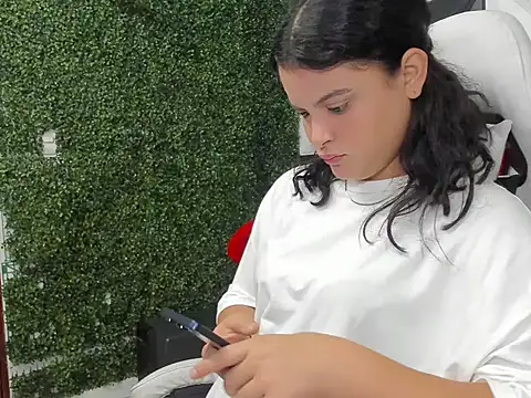 Andrea girlx online show from February 2026 01:51:01 PM