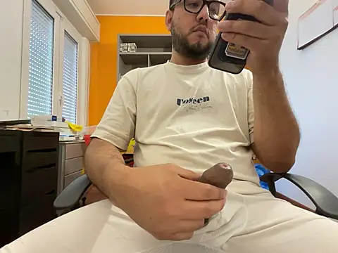 latinocalientehot online show from June 2026 04:11:02 PM