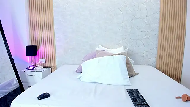 Snapshot of ViolettaRousee_ chatting on May 2026 09:41:01 PM ViolettaRousee online show from May 2026 09:41:01 PM