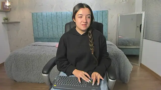 Snapshot of Tara_Parker chatting on February 2026 12:25:01 PM Tara Parker online show from February 2026 12:25:01 PM