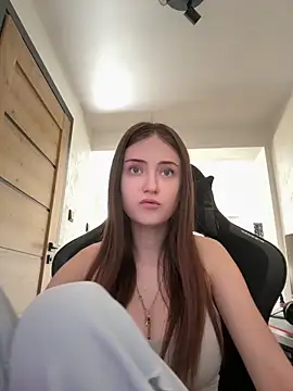 karlaluuvv online show from April 2026 10:37:02 AM