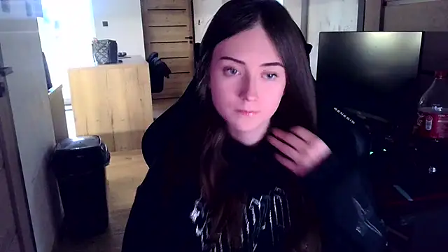 karlaluuvv online show from April 2026 04:45:01 PM