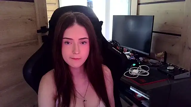 karlaluuvv online show from April 2026 02:22:01 PM