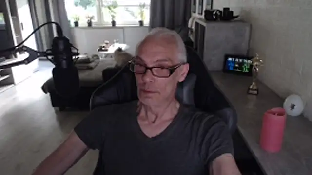 Snapshot of KoelnKoeln chatting on May 2026 06:16:01 PM KoelnKoeln online show from May 2026 06:16:01 PM