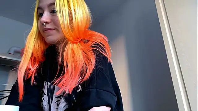 Snapshot of EmilyHein chatting on February 2026 06:10:01 AM EmilyHein online show from February 2026 06:10:01 AM