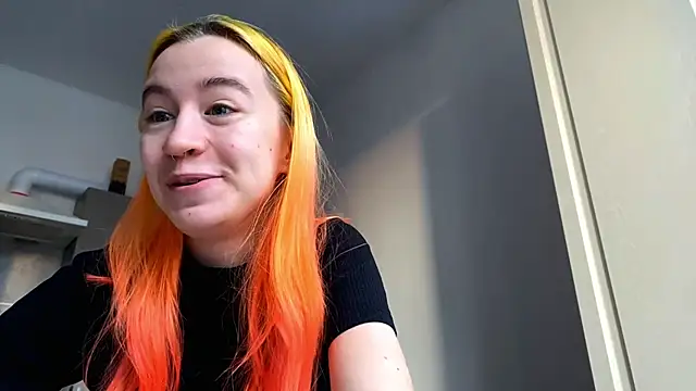 Snapshot of EmilyHein chatting on February 2026 06:10:01 AM EmilyHein online show from February 2026 06:10:01 AM