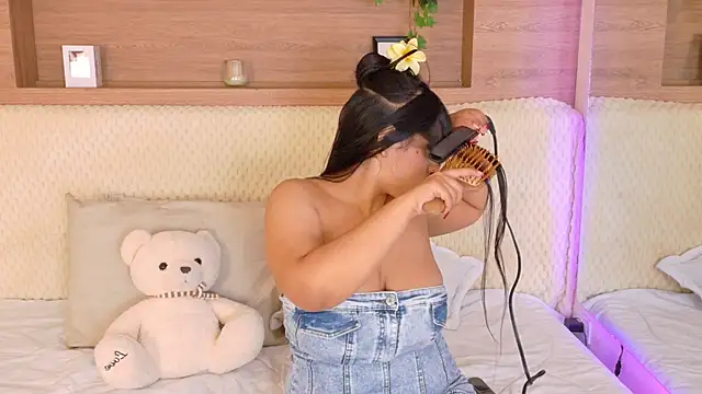 Snapshot of VioletBloomm chatting on March 2026 11:38:01 AM VioletBloomm online show from March 2026 11:38:01 AM