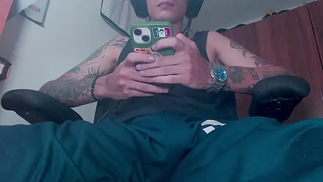 Snapshot of theskateboy chatting on June 2026 05:43:02 AM theskateboy online show from June 2026 05:43:02 AM