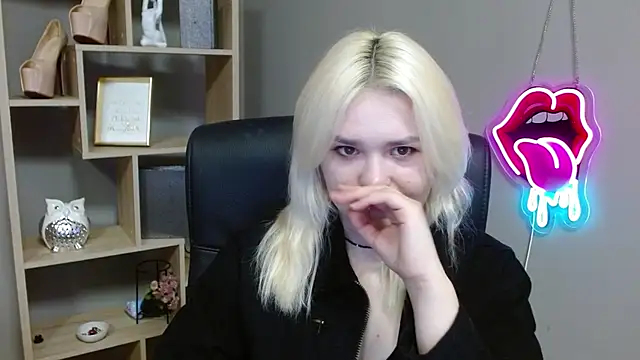 Snapshot of SweetLilyxo chatting on February 2026 07:39:01 AM SweetLilyxo online show from February 2026 07:39:01 AM