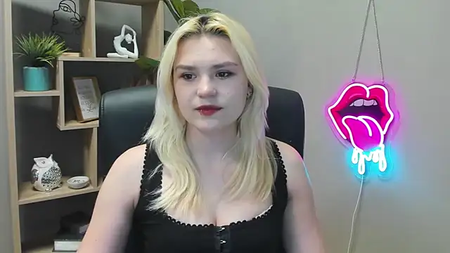 Snapshot of SweetLilyxo chatting on April 2026 06:27:01 AM SweetLilyxo online show from April 2026 06:27:01 AM