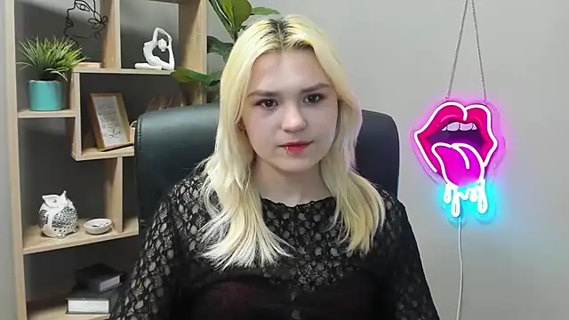 Snapshot of SweetLilyxo chatting on April 2026 06:25:02 AM SweetLilyxo online show from April 2026 06:25:02 AM