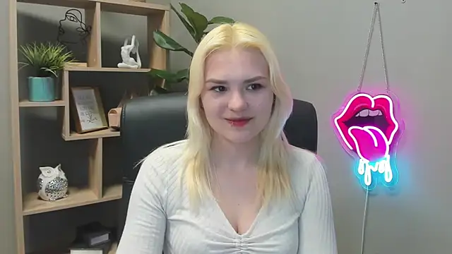 Snapshot of SweetLilyxo chatting on April 2026 06:28:01 AM SweetLilyxo online show from April 2026 06:28:01 AM