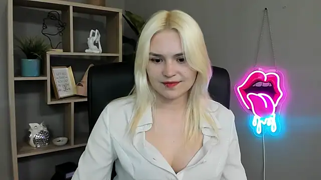 Snapshot of SweetLilyxo chatting on May 2026 01:30:02 PM SweetLilyxo online show from May 2026 01:30:02 PM