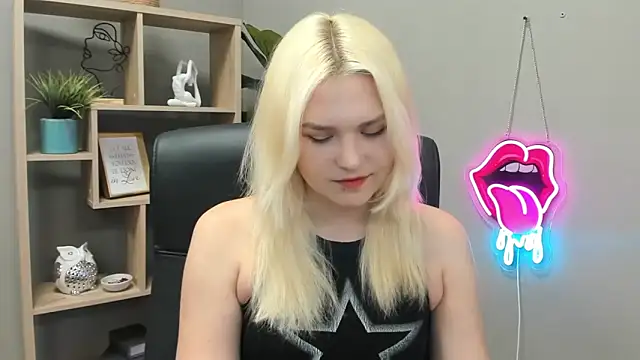 Snapshot of SweetLilyxo chatting on May 2026 06:41:02 AM SweetLilyxo online show from May 2026 06:41:02 AM