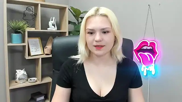 Snapshot of SweetLilyxo chatting on May 2026 06:31:02 AM SweetLilyxo online show from May 2026 06:31:02 AM
