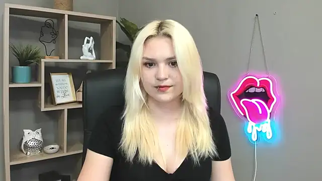 Snapshot of SweetLilyxo chatting on May 2026 01:17:01 PM SweetLilyxo online show from May 2026 01:17:01 PM