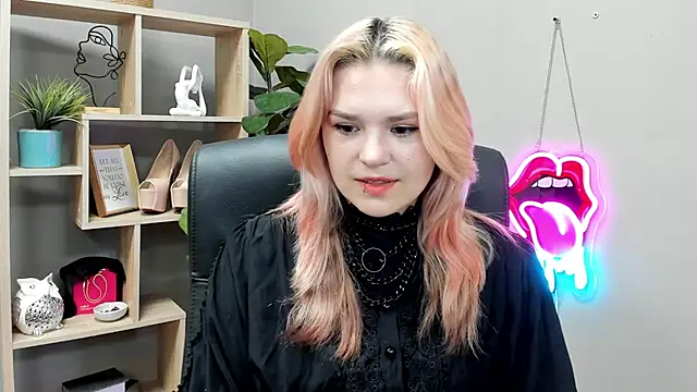 Snapshot of SweetLilyxo chatting on July 2026 07:05:02 AM SweetLilyxo online show from July 2026 07:05:02 AM