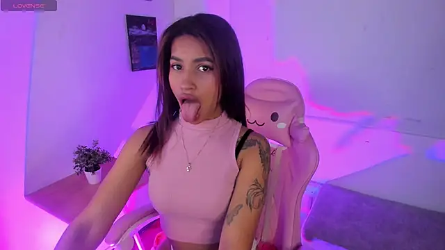Snapshot of MoonRose__ chatting on April 2026 08:15:01 PM MoonRose online show from April 2026 08:15:01 PM