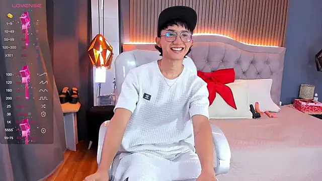 Snapshot of Noa_03 chatting on June 2026 06:20:02 PM Noa 03 online show from June 2026 06:20:02 PM