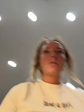 Snapshot of mooviebaby chatting on April 2026 06:28:01 PM mooviebaby online show from April 2026 06:28:01 PM