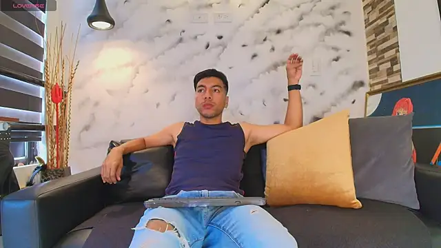 Max Hornye online show from April 2026 07:19:02 PM