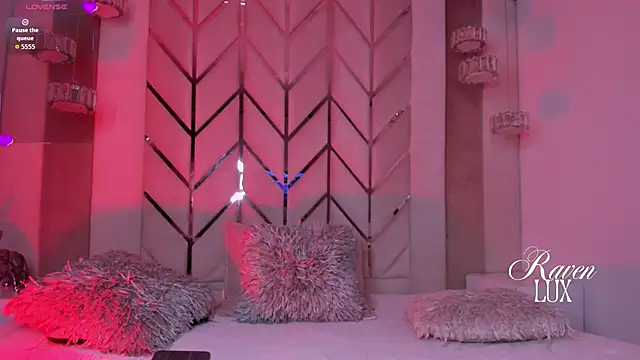 Raven Luxx online show from April 2026 01:27:01 AM