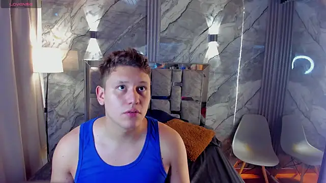 Snapshot of Manson_and_Zoe chatting on April 2026 11:33:01 AM Manson and Zoe online show from April 2026 11:33:01 AM