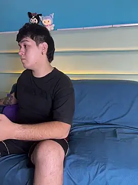 EmilyAndAndrew online show from March 2026 04:05:02 AM